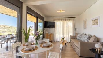 Villa with Private Pool | Área de estar | Smart TV 43 polegadas com canais digitais