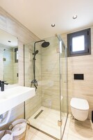 Villa with Private Pool | Bathroom | Shower, rainfall showerhead, free toiletries, hair dryer