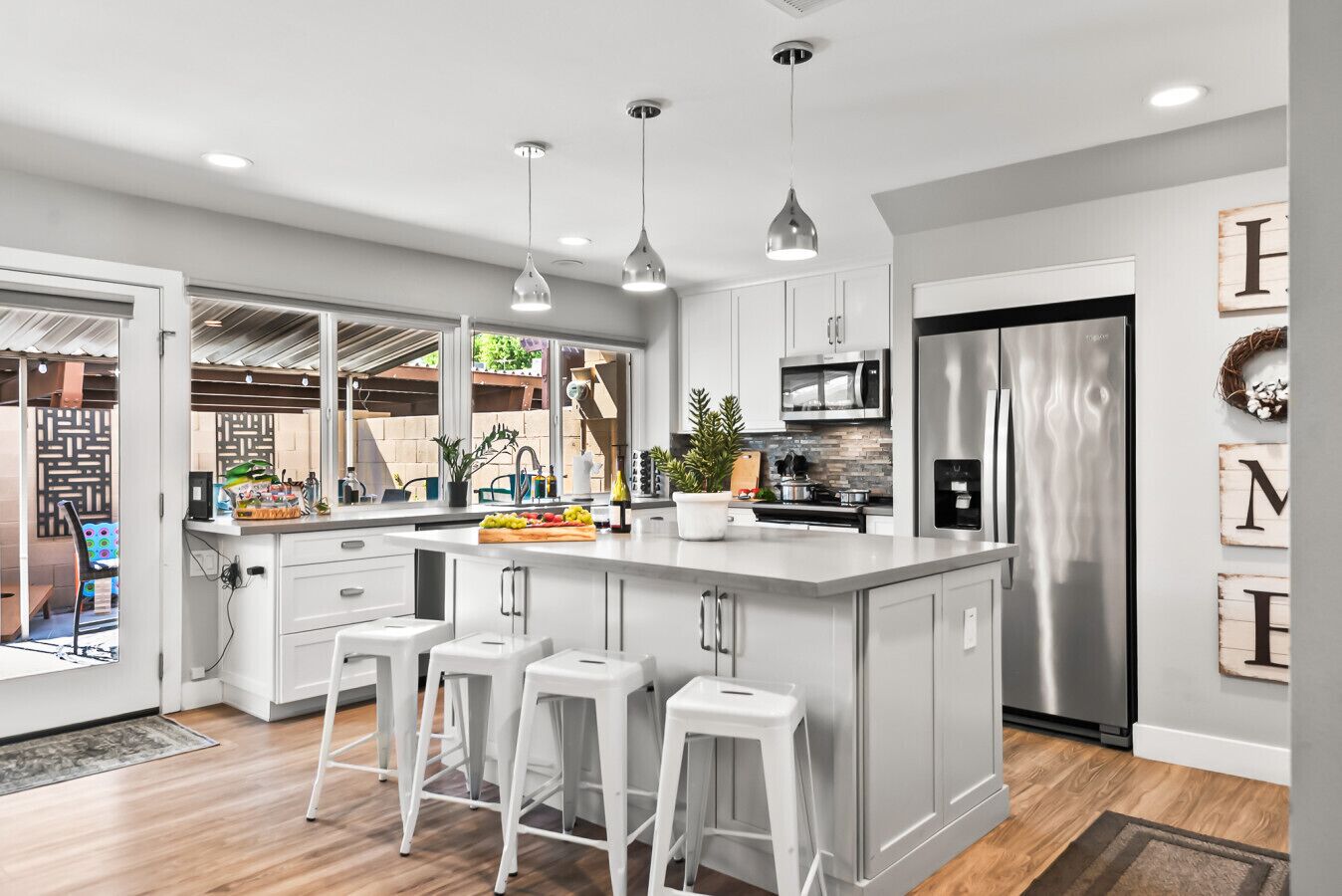 Frigorifero, microonde, forno, piano cottura