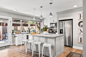 冰箱、微波炉、烤箱、炉灶