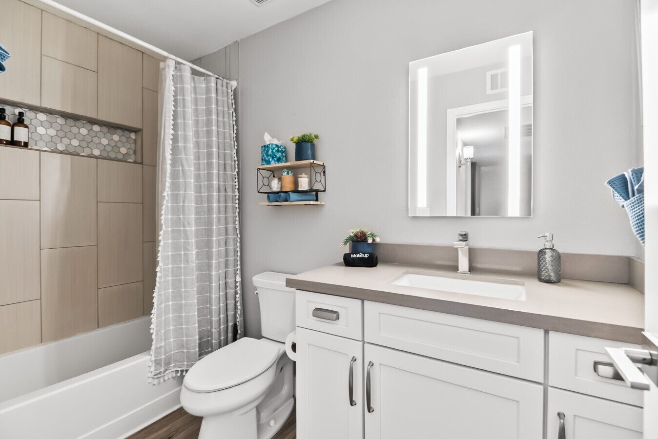 Une salle de bain moderne équipée d’une douche, de toilettes et d’un meuble-lavabo.