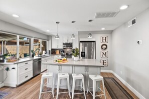 Refrigerador, microondas, horno y parrilla de estufa
