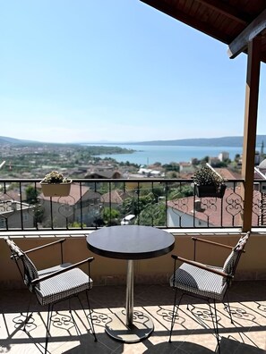 Outdoor dining - Göl ve kara manzaralı büyük gruplar ve aileler için Sapanca Albar Konaklama (Sakarya)