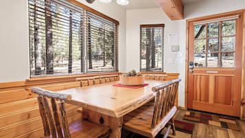 Casa, patio, vistas a la montaña | Servicio de comidas en la habitación