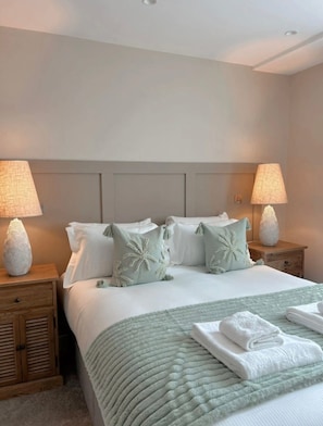 2 bedrooms, desk, iron/ironing board, travel cot - Luxurious 2 King Bed Apt w WiFi /Central York (York)