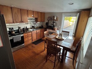 Microondas, horno, placa de cocina