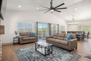 Télévision, cheminée, table de tennis de table