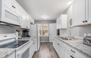 Microwave, oven, stovetop, dishwasher - Mid-Term Rental, fully furnished Near Aksarben, UNO & Methodist/CHI/Bergan Mercy (Omaha)