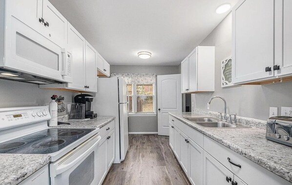 Mikrowelle, Ofen, Herdplatte, Geschirrspüler