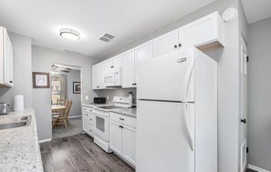 Mikrowelle, Ofen, Herdplatte, Geschirrspüler