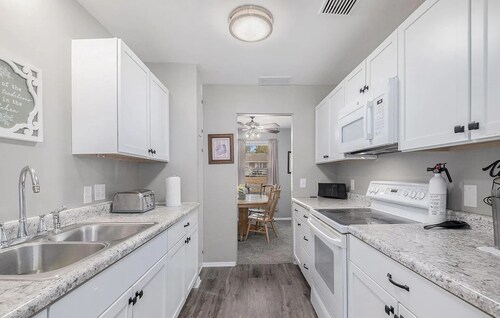 Mid-Term Rental, fully furnished Near Aksarben, UNO & Methodist/CHI/Bergan Mercy
