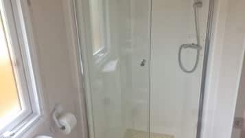 Dusche, Haartrockner, HandtĂŒcher, Toilettenpapier