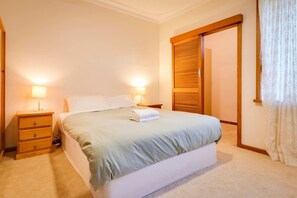 3 slaapkamers, een strijkplank/strijkijzer, reisbedje, gratis wifi