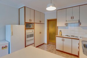 Een koelkast, een magnetron, een oven, een kookplaat