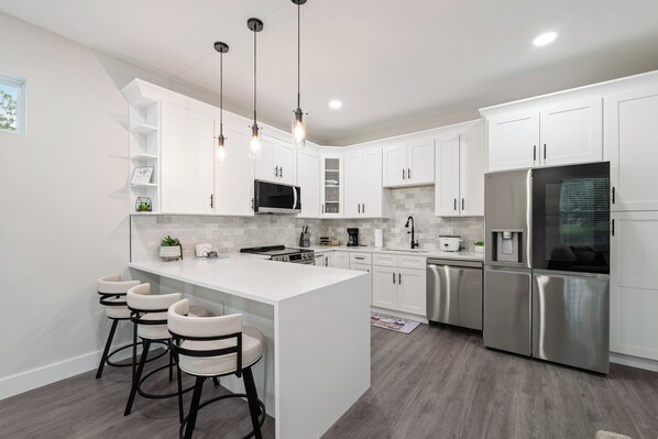 Fridge, microwave, oven, stovetop - #2 The beautiful Lemon House by Joyful (Brooksville)