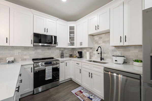 Fridge, microwave, oven, stovetop