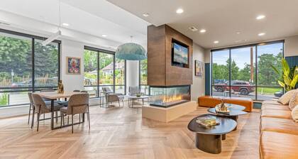 Urban 1BD Escape mins to DT w Gym, Wifi & Balcony