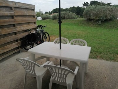 Duplex in residence with swimming pool 10 mns by bike from the sea