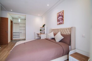 2 室のベッドルーム、アイロン / アイロン台、WiFi、ベッドシーツ