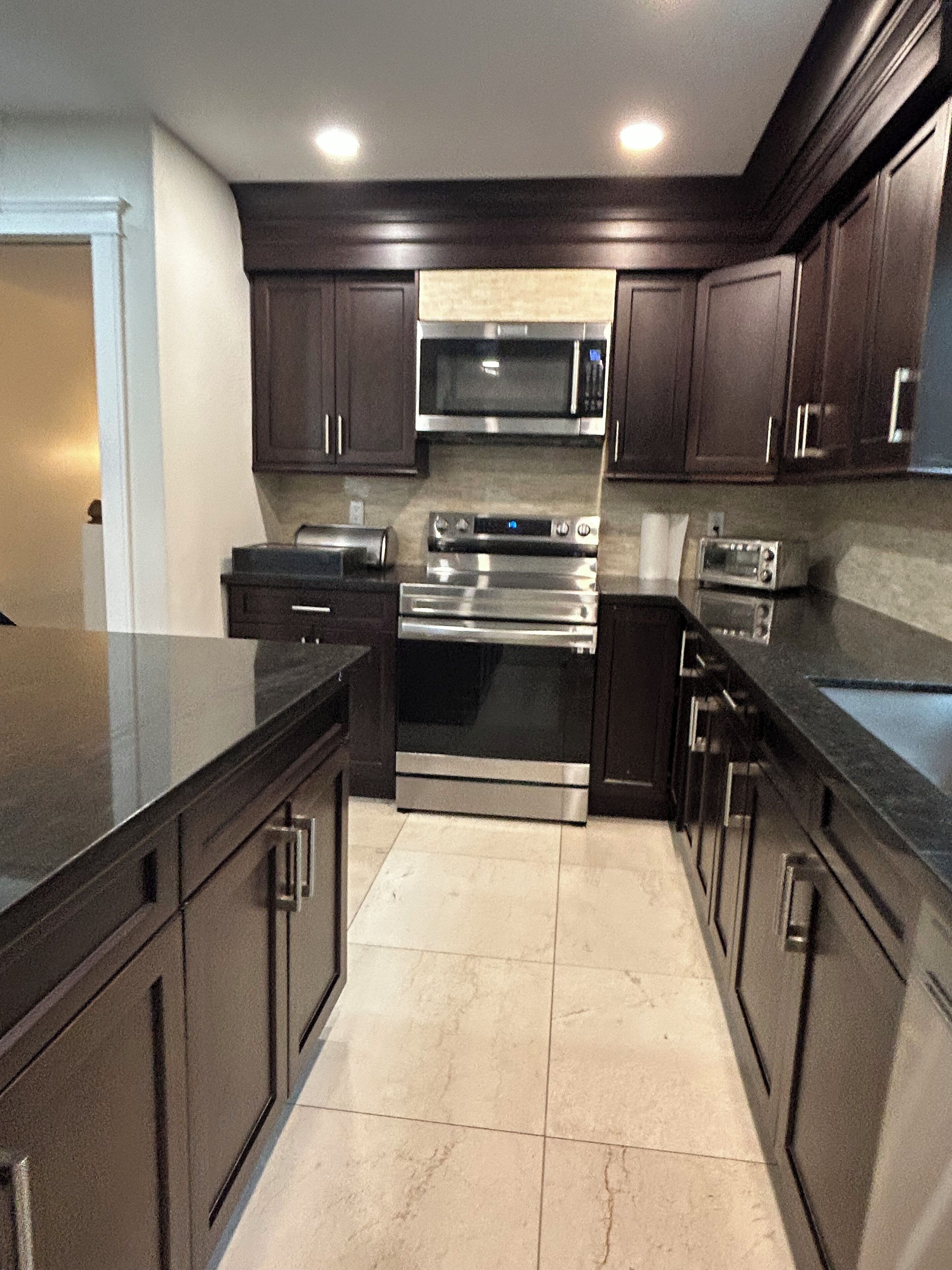 Een microgolfoven, een oven, een kookplaat, een vaatwasser