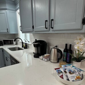 Fridge, microwave, oven, stovetop - Spacious, Family-Friendly Edgartown Home – 3BR, Sleeps 14, Renovated in 2025 (Edgartown)
