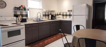 Comfortable 1 Bedroom Apartment in Heart of Central City