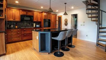 Køleskab, mikrobølgeovn, ovn, kogeplade