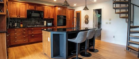 Réfrigérateur, four à micro-ondes, un four, surface de cuisson