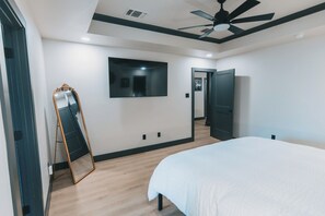 3 bedrooms, iron/ironing board, WiFi, bed sheets - NEW Spark Getaways: The Distinguished Buffalo (Lubbock)