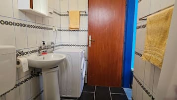 Een douche, een haardroger, handdoeken