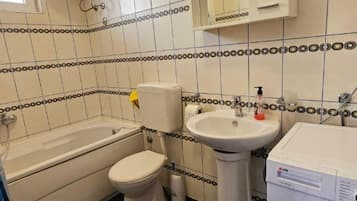 Een douche, een haardroger, handdoeken