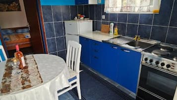 Jääkaappi, uuni, liesi, keittoastiat/astiat/ruokailuvälineet