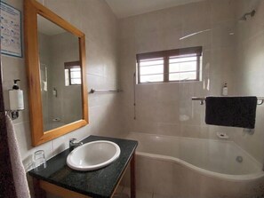 Hair dryer, towels, soap, toilet paper - Suntide Cabanas ground floor studio apartment, Margate beach (Margate)