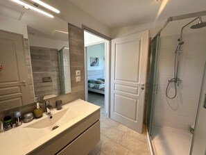 Handtücher, Seife, Toilettenpapier