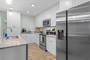 Micro-ondes, four, plaque de cuisson, lave-vaisselle