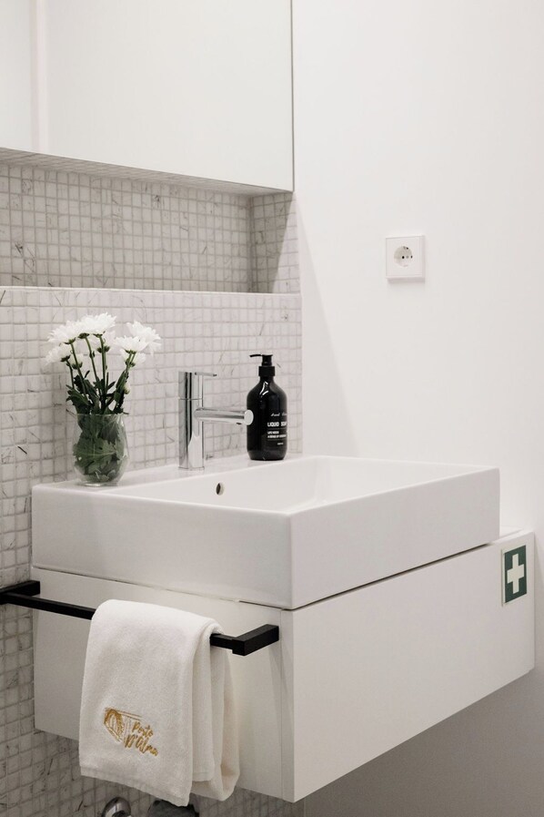 مجففات شعر، مناشف، صابون، ورق حمّام