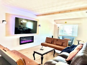 Smart TV, caminetto, tavolo da ping pong, biblioteca musicale
