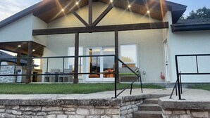 Exterior - Bahama Mama at Lake Granbury (Granbury)