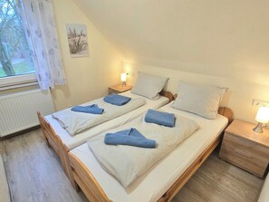 2 bedrooms, travel crib, free WiFi, bed sheets