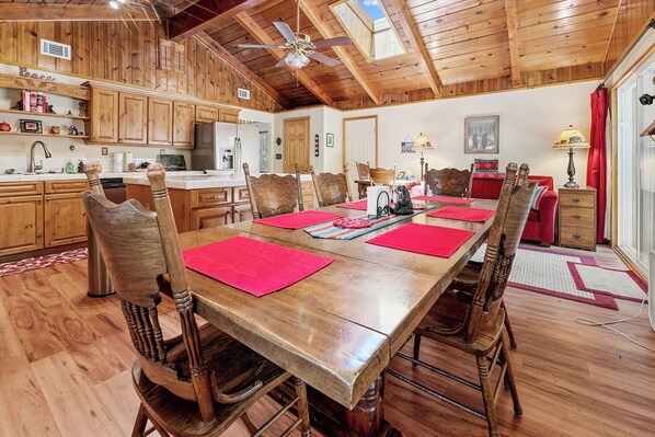 House, Patio, Mountain View | In-room dining