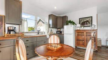 Kühlschrank, Mikrowelle, Herdplatte, Wasserkocher mit Kaffee-/Teezubehör