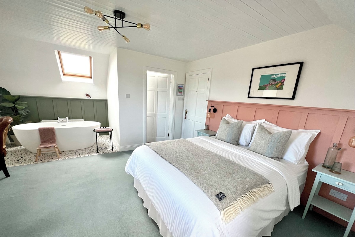Superior Double Room, Garden View | Bar mini, peti besi dalam bilik, dihias secara berasingan