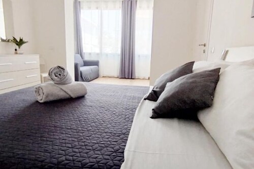 2 minutes from the sea and all services. 9 minutes by car from the airport