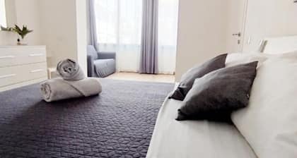 2 minutes from the sea and all services. 9 minutes by car from the airport