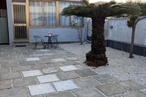 Outdoor dining - 2 minutes from the sea and all services. 9 minutes by car from the airport (Fiumicino)