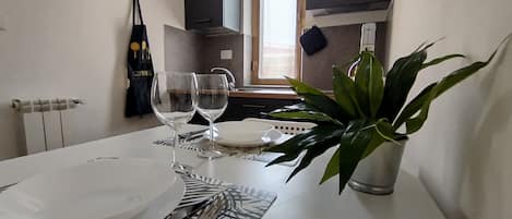 Réfrigérateur, four, plaque de cuisson, bouilloire électrique
