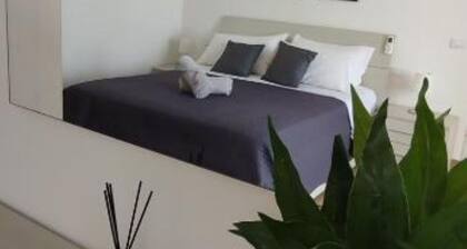 2 minutes from the sea and all services. 9 minutes by car from the airport