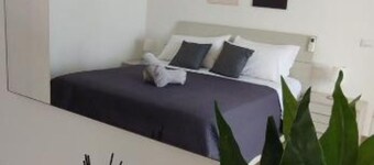 2 minutes from the sea and all services. 9 minutes by car from the airport