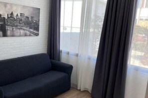 Smart TV - 2 minutes from the sea and all services. 9 minutes by car from the airport (Fiumicino)