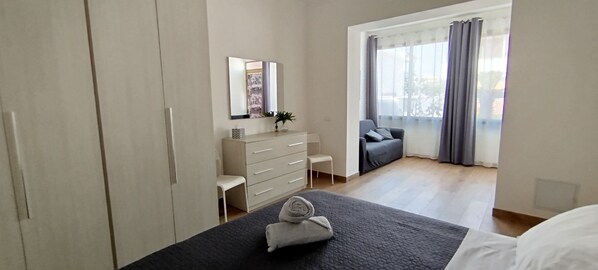 1 chambre, fer et planche à repasser, lit de bébé portatif